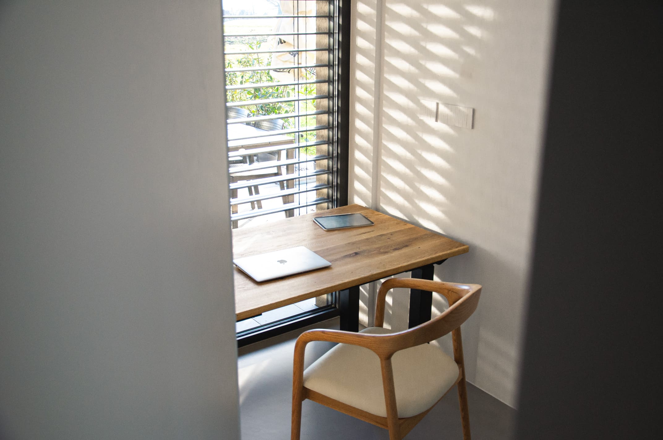 Dokk Aero Line premium electric standing desk, light oak wood