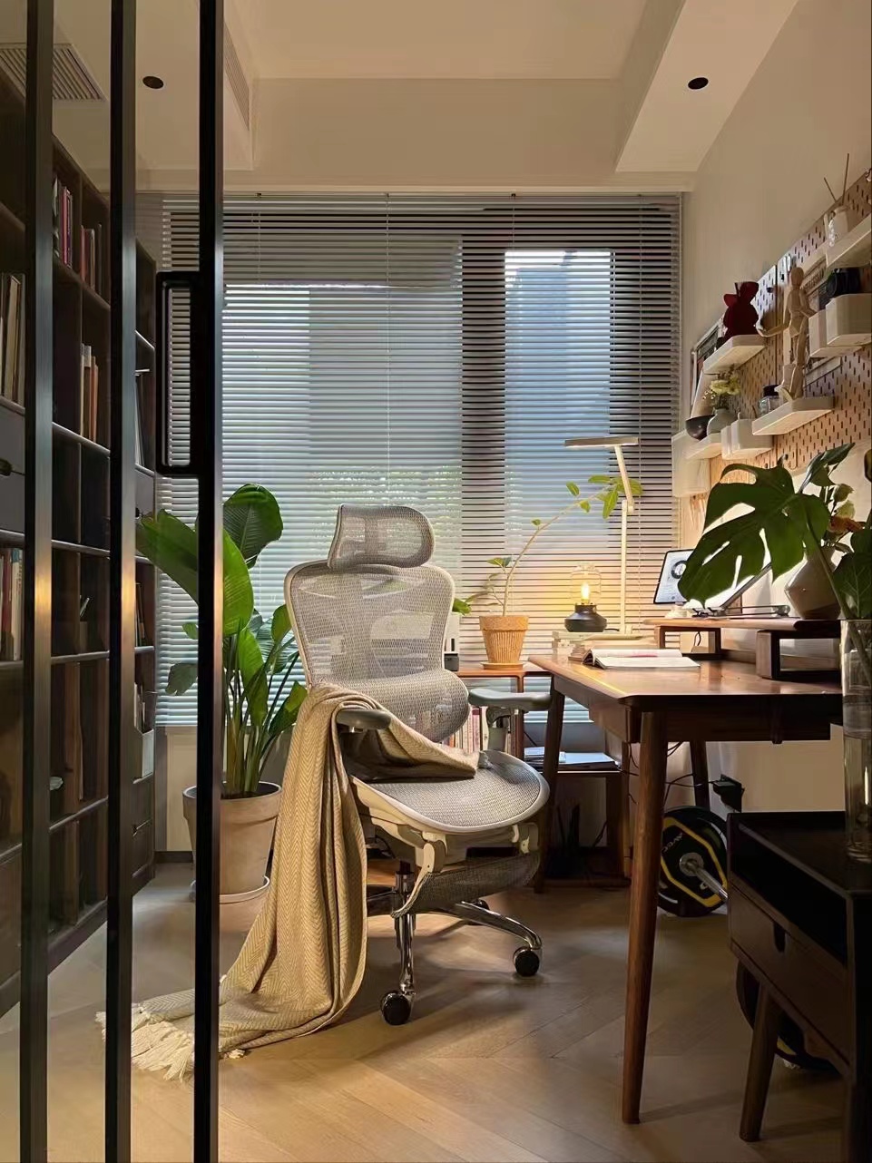 C300 professional ergonomic chair for ultimate seated comfort