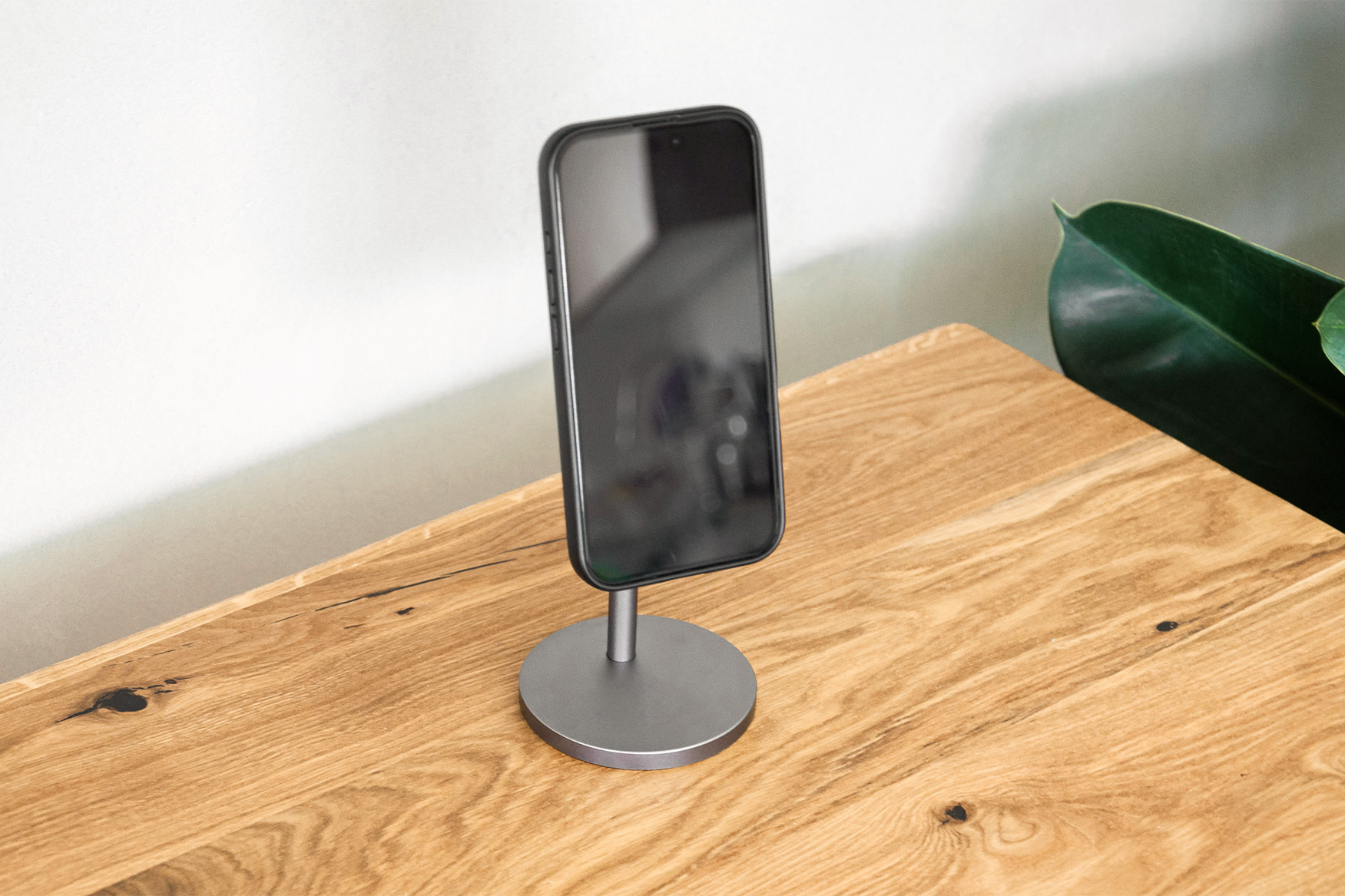 Dokk Nano V1 magnetic desk charger for smartphone